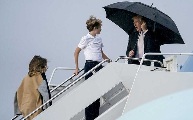 VIDEO VIRAL. Trump abandona a su suerte a Melania y Barron en la lluvia