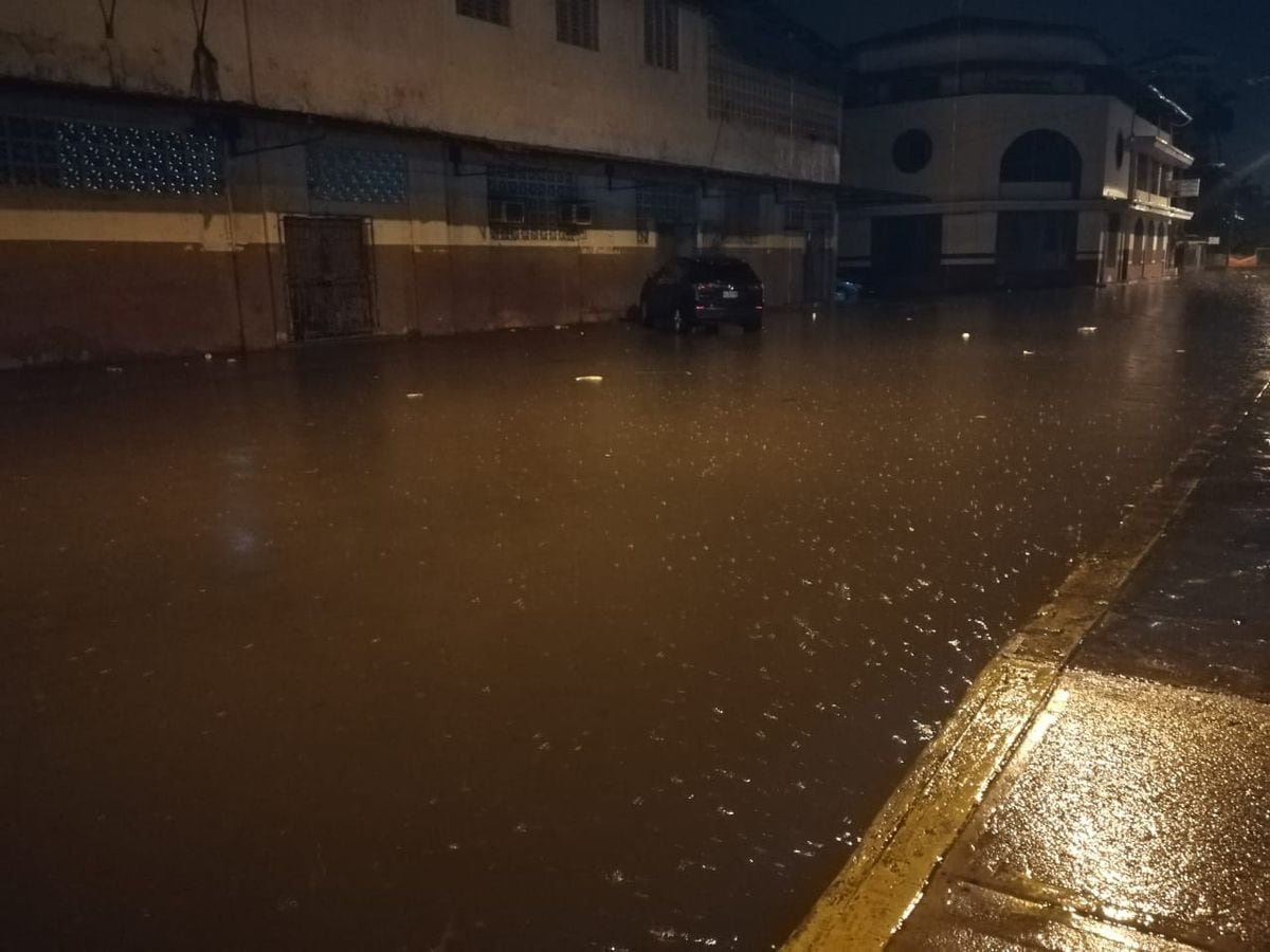 Fuertes lluvias inundan calles en la ciudad de Colón | Video
