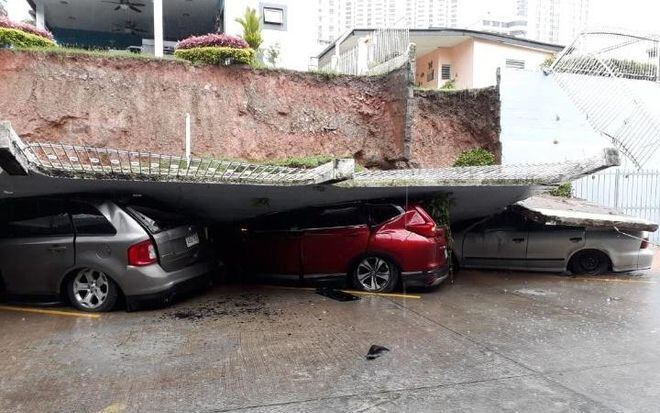 VIDEO | Muro cae sobre varios autos en El Dorado