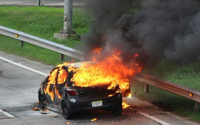 ¡OH MY GOD! Un auto explotó en la Vía Cincuentenario | VIDEO