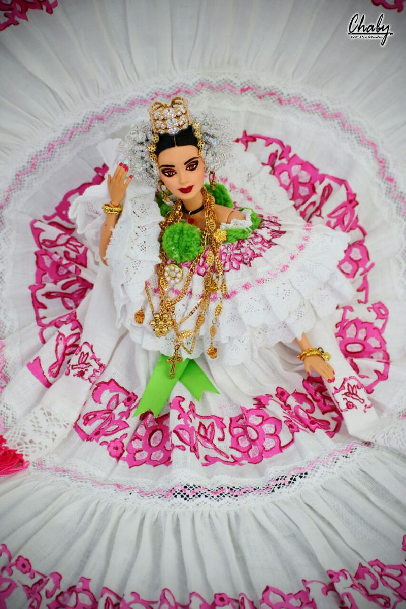 ¡Óujue! Barbie Miss Universe se luce con garbo en el Desfile de las Mil Polleras