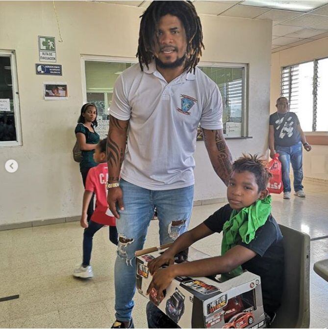 Román Torres visita a niños del hospital Nicolás Solano y les lleva juguetes