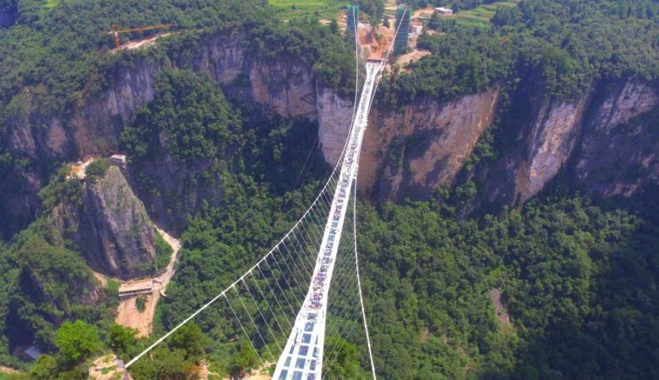El increíble salto desde el puente de cristal más alto del mundo | VIDEO