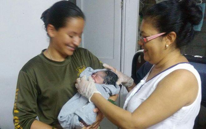 MAMÁ EN APUROS. Aeronavales atienden parto de emergencia y nace un hermoso bebé 
