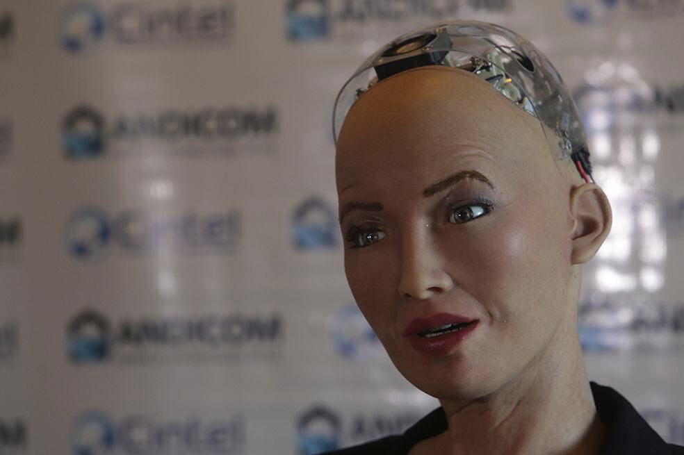La robot Sophia cautivó a los colombianos al ofrecerle una sincera conferencia