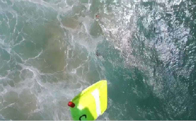 (VIDEO) Por primera vez desde su creación un dron rescata a dos surfistas 