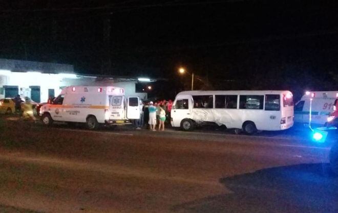 Bus Coaster de ruta y un panel se estrellan. Hay un muerto y más de 15 heridos