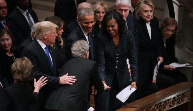 El gesto de George Bush a Michelle Obama durante el funeral de su padre | Video