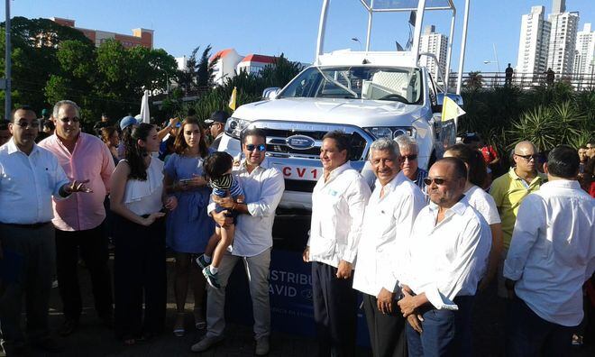 Ahora sí. Develan el papamóvil panameño. Chequee. Video