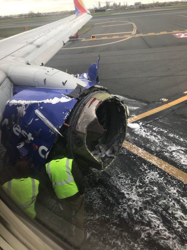 La mujer que fue succionada por una ventana del avión accidentado murió