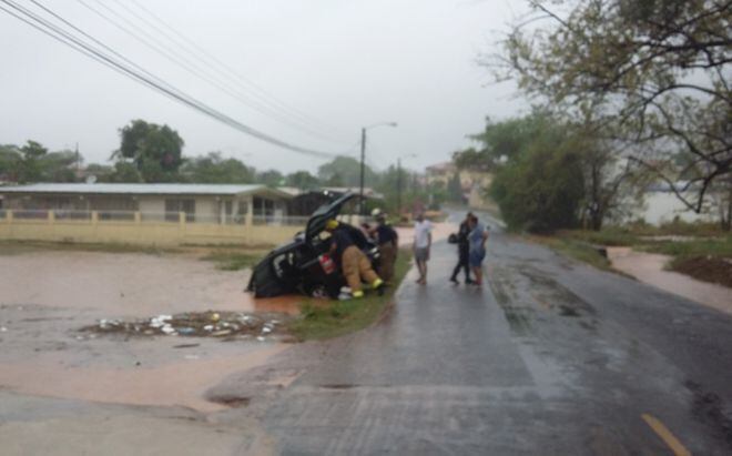 Inundaciones en Chitré provocan vuelcos de vehículos