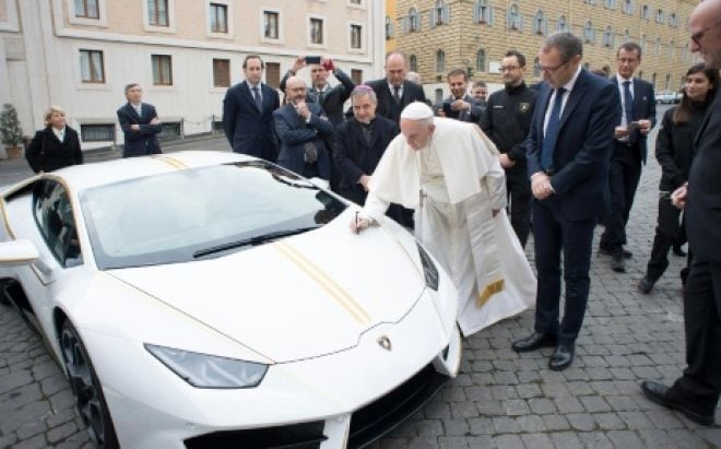 El Lamborghini del papa Francisco es vendido en Mónaco por 854 mil dólares