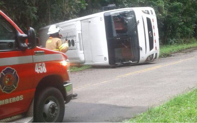 Unas 30 personas resultaron heridas en el vuelco de un bus en Gamboa