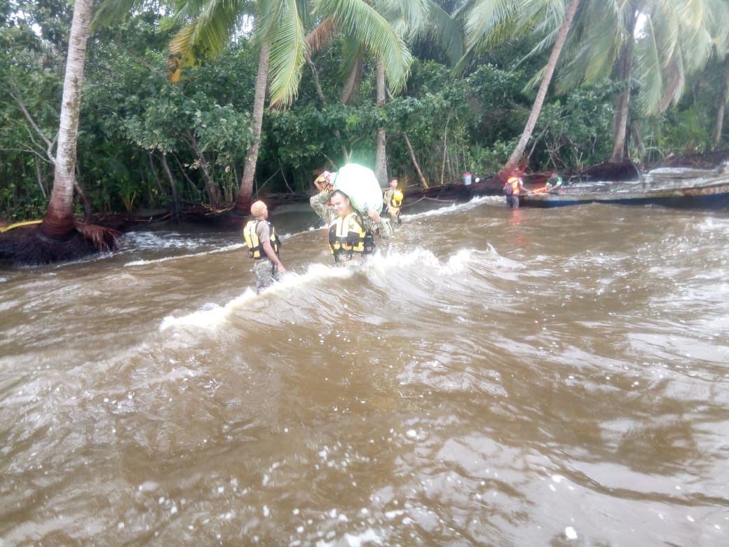 Rescatan a ocho personas en Bocas del Toro luego de que se les volteó la lancha
