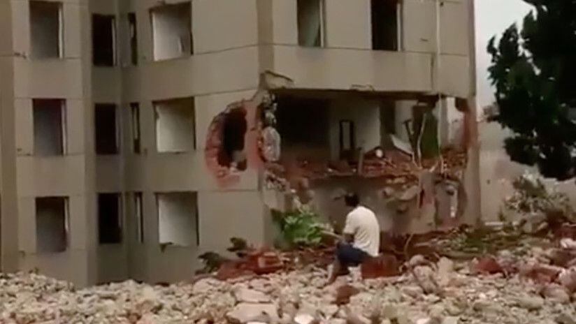 Hombre se salva de morir aplastado por un edificio en ruinas mientras lo miraba