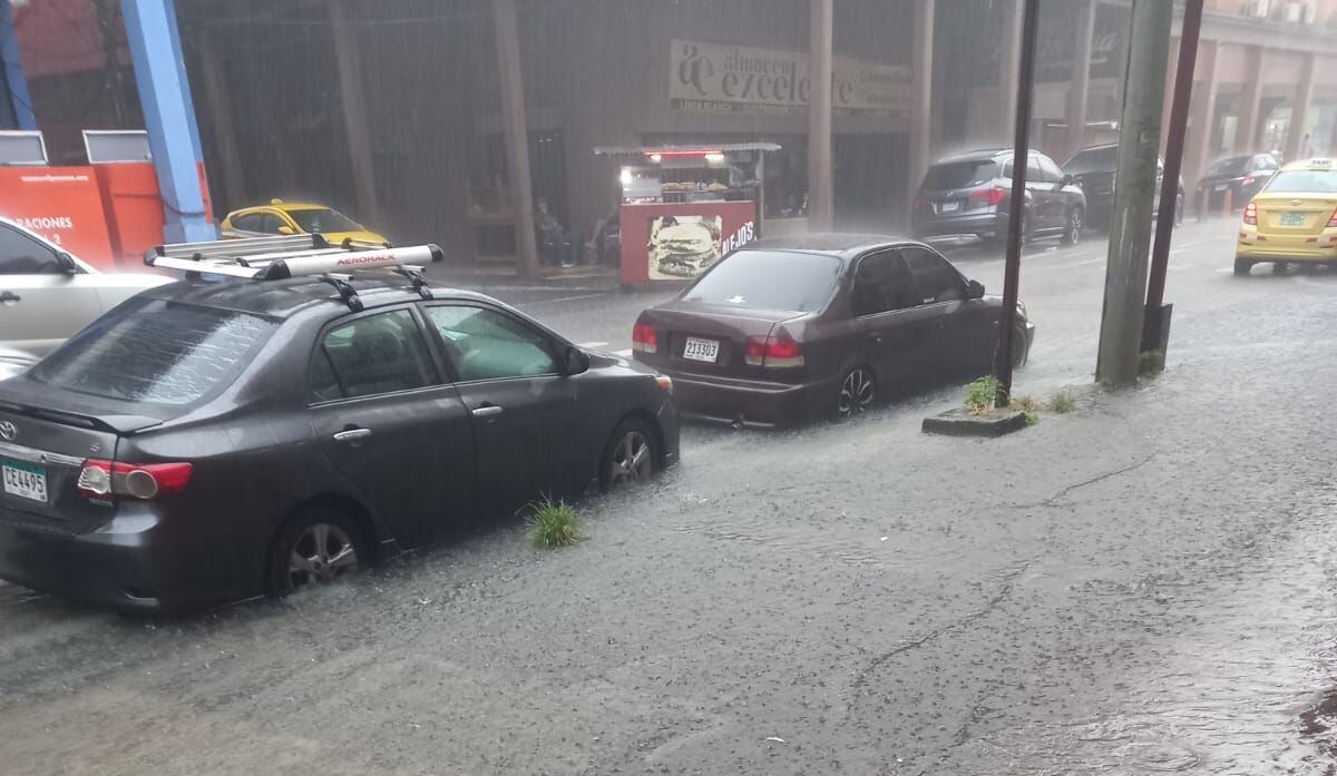 Se inundan las calles de Colón por lluvias