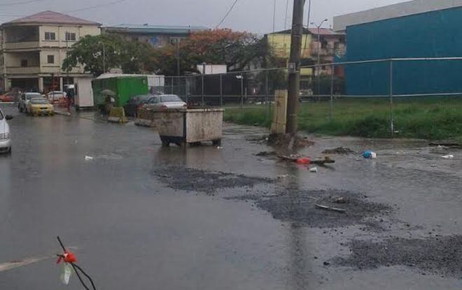 ¡Con solo una hora de lluvia! Calles en Colón inundadas