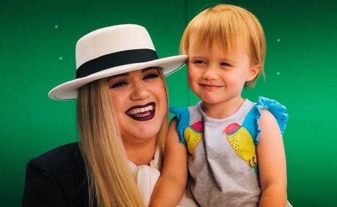 Kelly Clarkson es criticada tras confesar que les pega a sus hijos