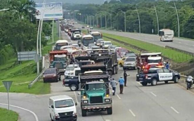 LO ÚLTIMO| Camioneros realizan caravana hacia la Presidencia 
