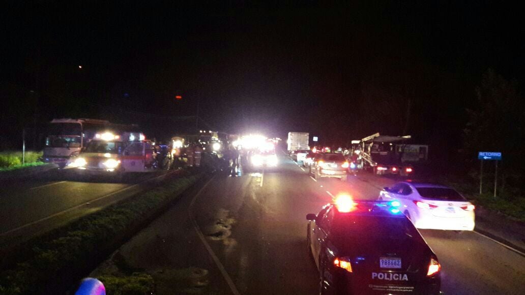 Bus de 45 pasajeros colisiona con un auto, muere una menor y hay 40 heridos