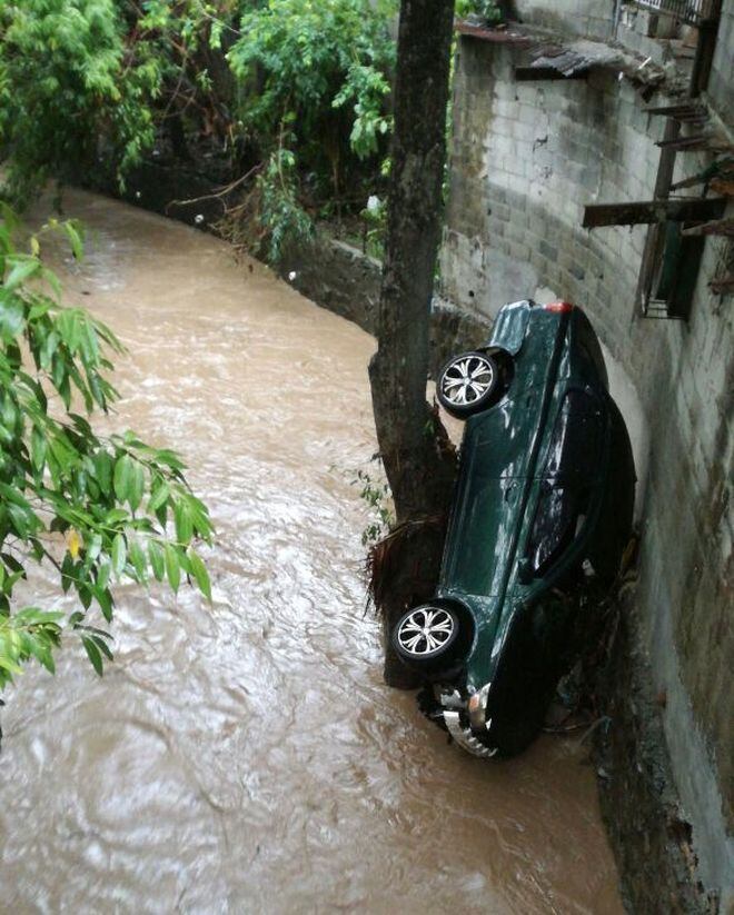 ¡QUÉ NOTICIÓN! Sorprenden al que salvó a la mujer de morir ahogada en su carro