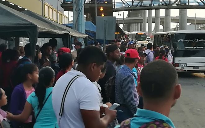 BUSES PIRATAS SE ARREBATAN. Caos por falta de transporte en Panamá Este