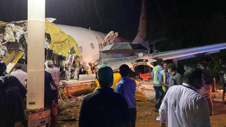 Accidente de avión en India: 14 muertos y 15 heridos graves al salirse de la pista y partirse en dos un avión con 191 pasajeros