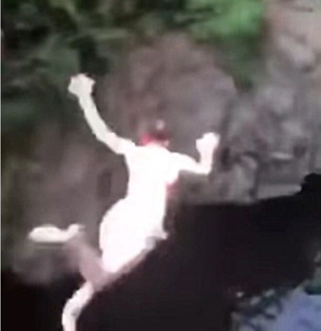 El impactante video que muestra como una joven fue empujada desde un puente