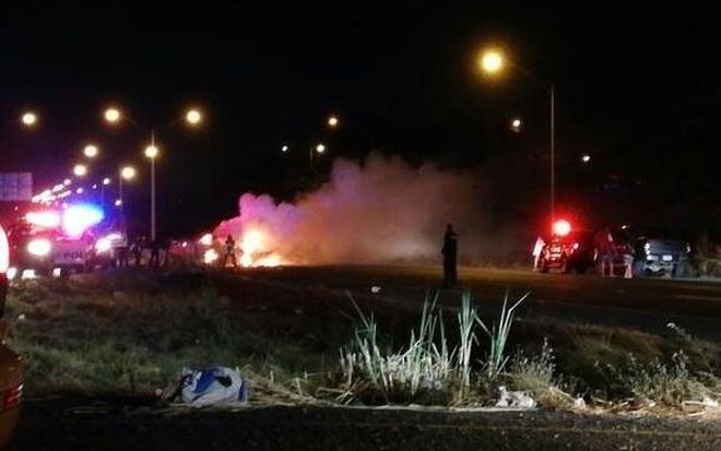 Se incendia auto en la autopista. Conductor vivió un infierno