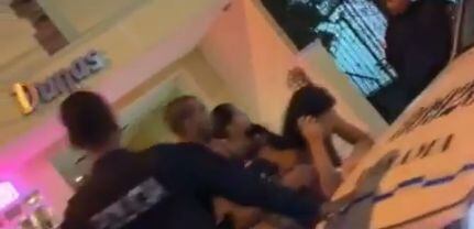 Viral. Policías cuestionan a pareja que estaba “en pelotas” fuera de un hotel