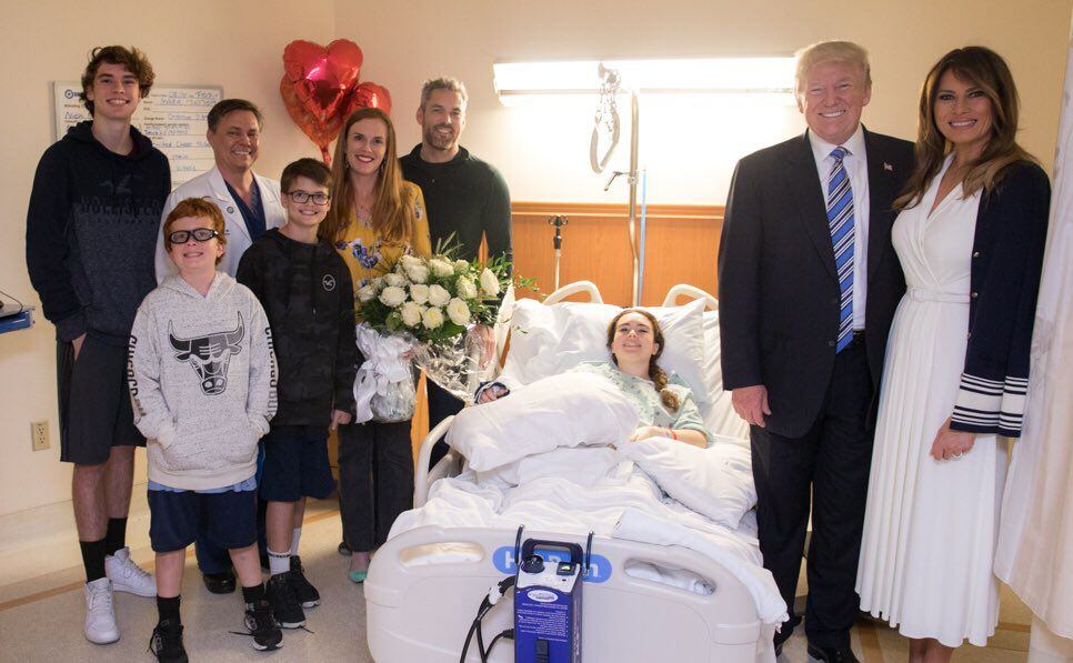 Donald Trump asiste a fiesta disco luego de visitar a sobrevivientes de masacre 