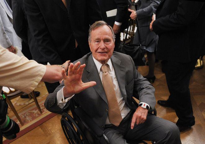 Tras la muerte de su esposa Barbara Bush el expresidente George Bush se enferma