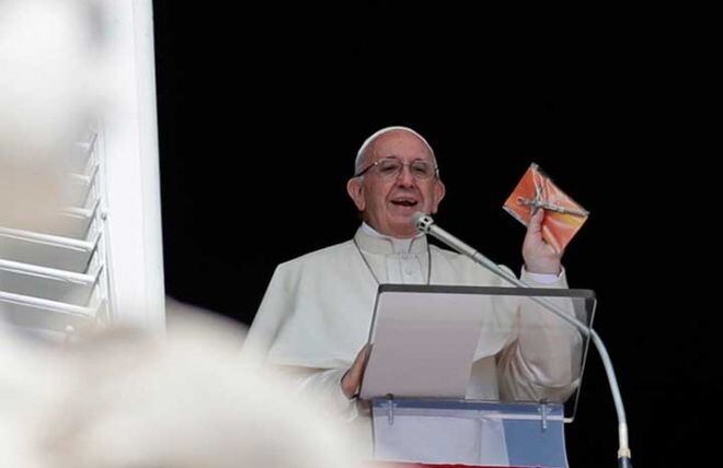 El Papa regala miles de crucifijos en la plaza San Pedro