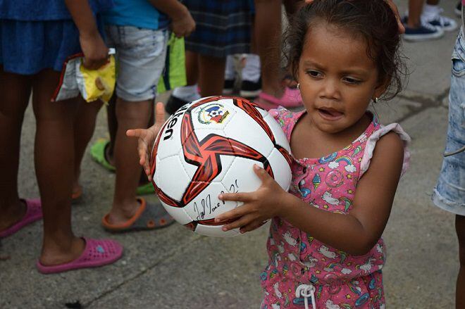 José Luis Rodríguez llena de balones de fútbol a los niños de El Chorrillo
