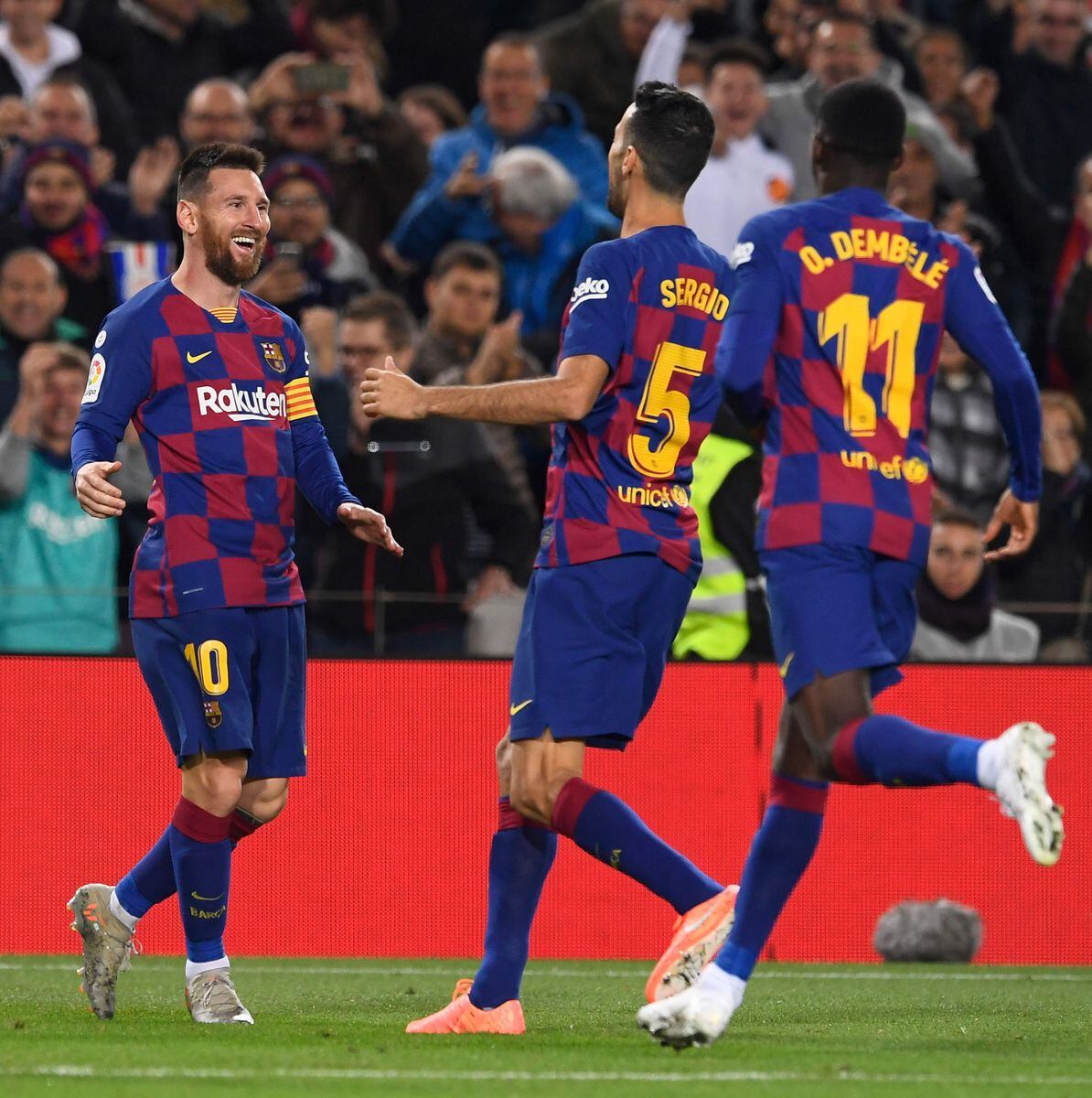 Triplete de Messi catapulta al Barcelona al liderato de LaLiga
