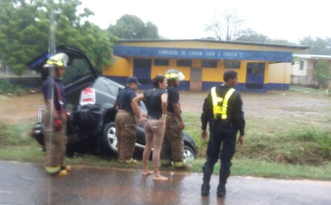 Inundaciones en Chitré provocan vuelcos de vehículos
