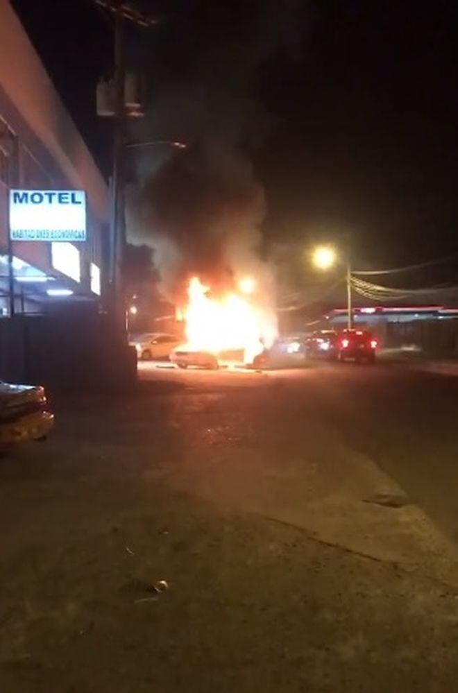 Auto se incendia frente al Motel El Encanto, en la 24 | Video