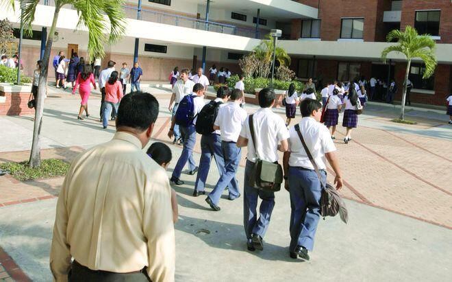 Impiden la entrada a los estudiantes al no comprar los libros en el colegio