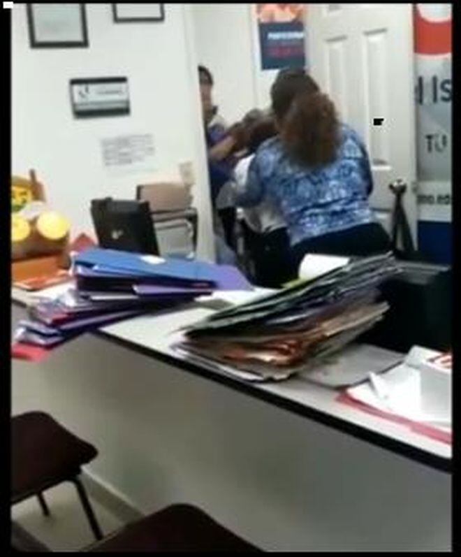 Filtran video de mujeres que se entran a golpes en oficina de universidad local