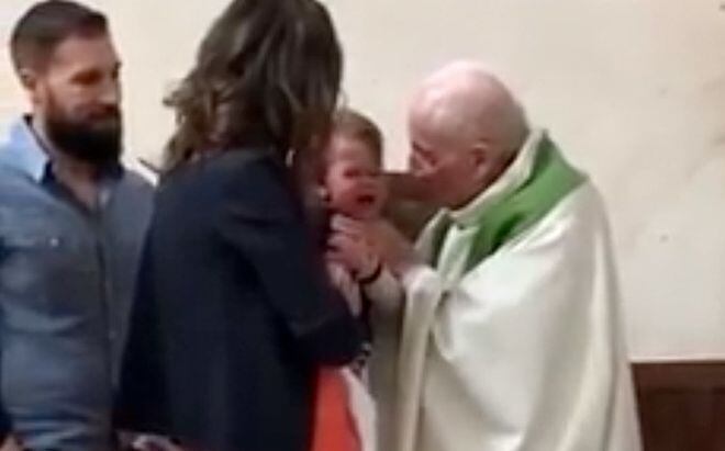 VIDEO: Sacerdote pierde los estribos y abofetea a un bebé durante un bautizo