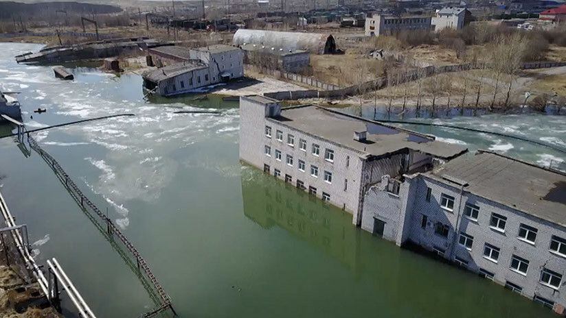 VIDEO: Así está siendo una ciudad fantasma rusa 'tragada' por la tierra 