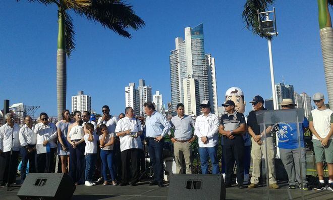 Ahora sí. Develan el papamóvil panameño. Chequee. Video