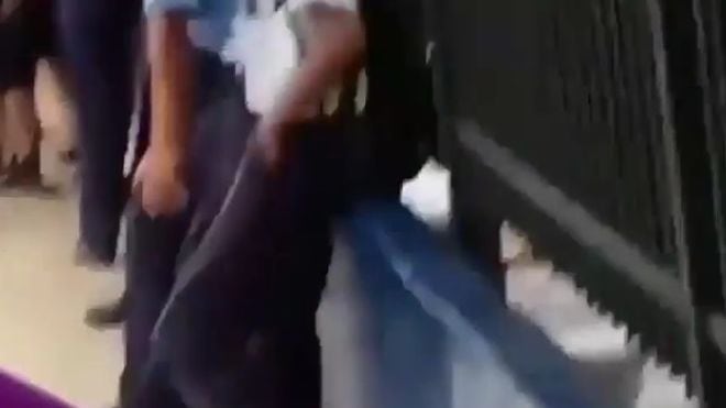 Pillan a depravado tocándose fuera del colegio José Daniel Crespo| Circula video