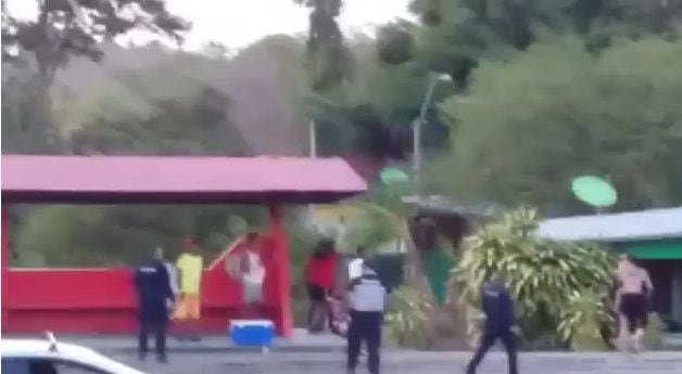Mujer tira patadas y hombre le mete puñete en la vía.Policía lanza gas pimienta