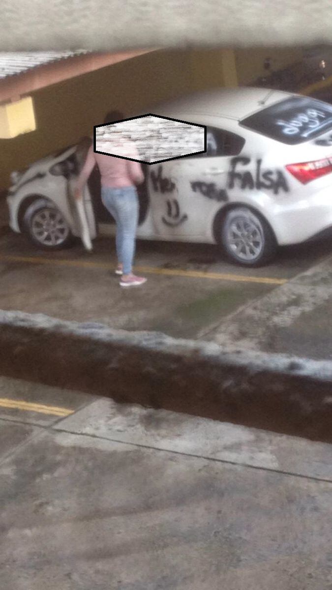 Se vuelve viral.  Vandalizan carro de una venezolana en Panamá por presunta infidelidad