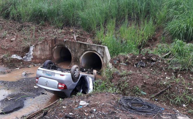 Auto cae al precipicio en la autopista Arraiján - La Chorrera