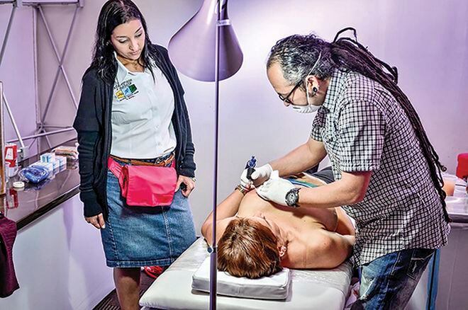Guerreras del cáncer.La reconstrucción y el tatuaje de mamas les cambia la vida 