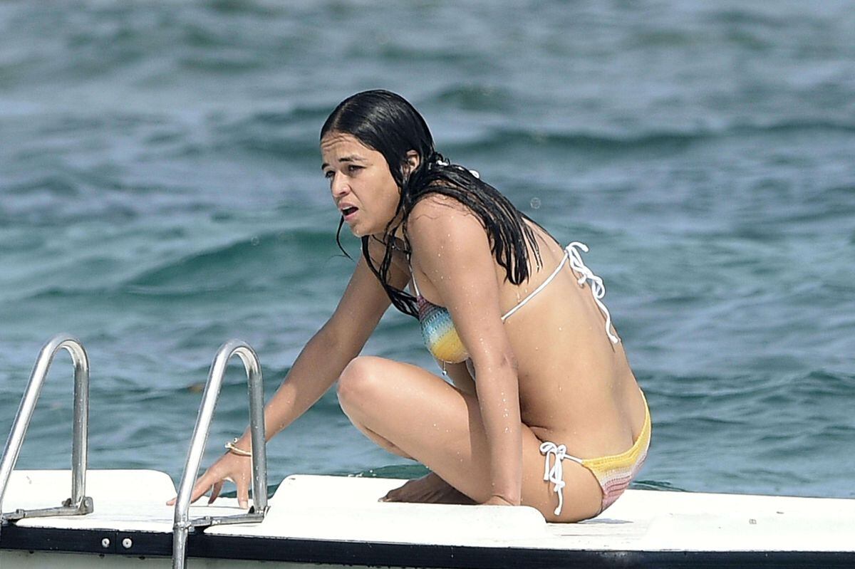 Michelle Rodríguez luce un cuerpazo pero sufre un accidente con su bikini