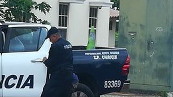 Regresaba de la iglesia con su esposa y lo matan. El asesino se fue, volvió y le disparó otra vez