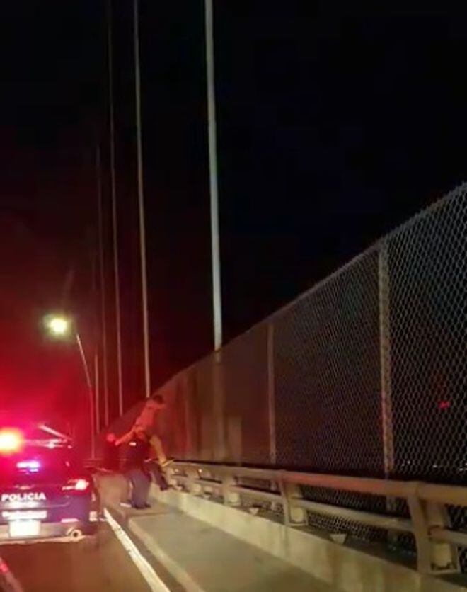 Hombre intenta lanzarse del Puente de las Américas. Vean lo que pasó